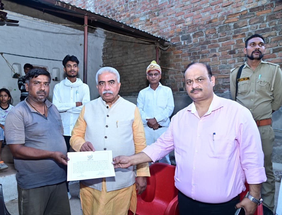 कैबिनेट मंत्री राकेश सचान ने  करियापुर पहुंच कर पीडित परिवार को दी सांत्वना